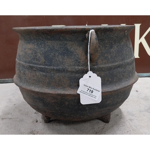 719 - Cast iron metal pot. {20 cm H x 28 cm Dia.}.