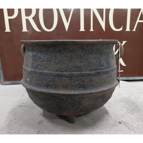 719 - Cast iron metal pot. {20 cm H x 28 cm Dia.}.