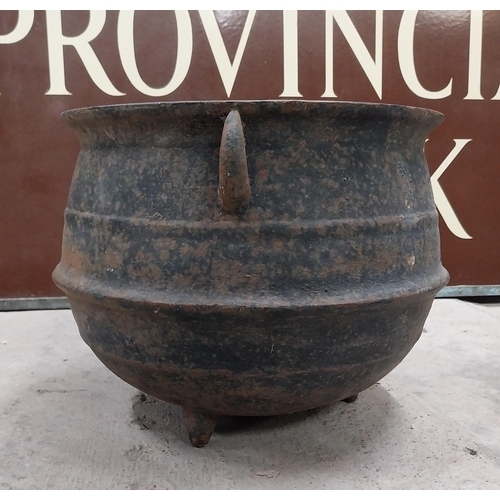 719 - Cast iron metal pot. {20 cm H x 28 cm Dia.}.