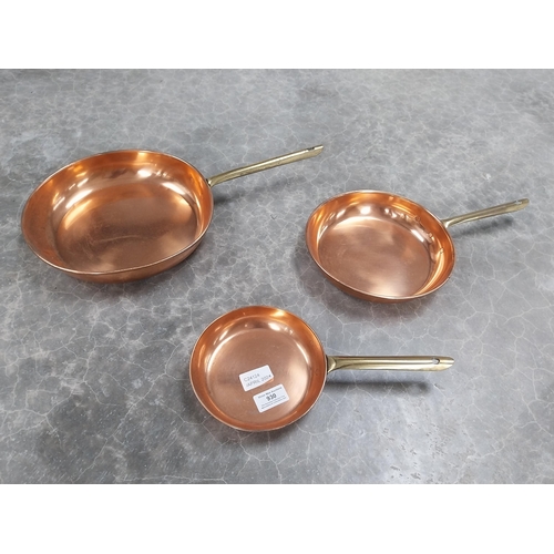 930 - Set of graduated copper and brass pans. {5 cm H x 25 cm Dia to 3 cm H x 15 cm Dia.}.