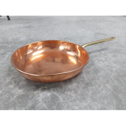 930 - Set of graduated copper and brass pans. {5 cm H x 25 cm Dia to 3 cm H x 15 cm Dia.}.