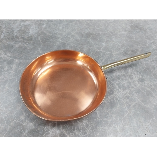 930 - Set of graduated copper and brass pans. {5 cm H x 25 cm Dia to 3 cm H x 15 cm Dia.}.