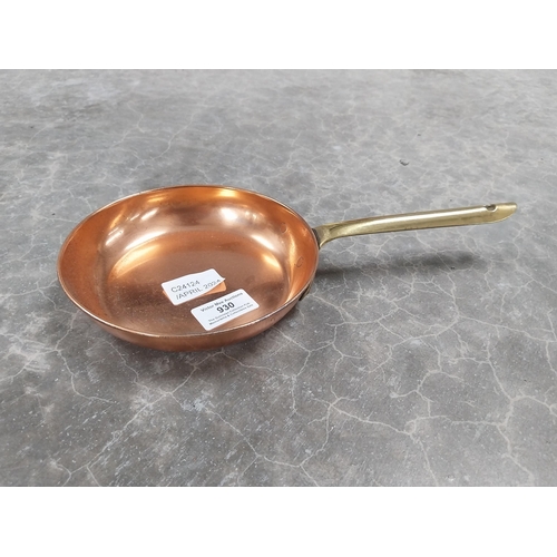 930 - Set of graduated copper and brass pans. {5 cm H x 25 cm Dia to 3 cm H x 15 cm Dia.}.