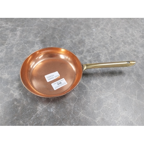 930 - Set of graduated copper and brass pans. {5 cm H x 25 cm Dia to 3 cm H x 15 cm Dia.}.