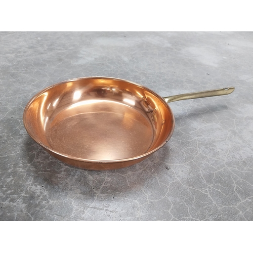 930 - Set of graduated copper and brass pans. {5 cm H x 25 cm Dia to 3 cm H x 15 cm Dia.}.