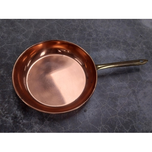 930 - Set of graduated copper and brass pans. {5 cm H x 25 cm Dia to 3 cm H x 15 cm Dia.}.