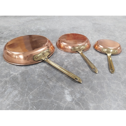 930 - Set of graduated copper and brass pans. {5 cm H x 25 cm Dia to 3 cm H x 15 cm Dia.}.