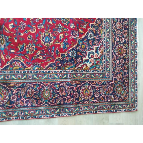 123 - Good quality decorative Persian carpet square {310 cm L x 223 cm W}.