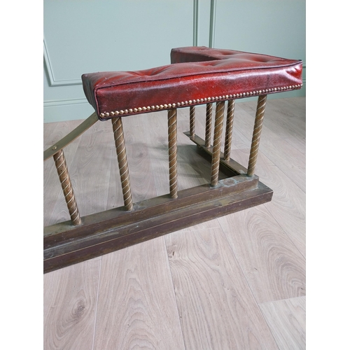 135 - Good quality brass club fender with leather upholstered seats {48 cm H x 242 cm W x 58 cm D}.