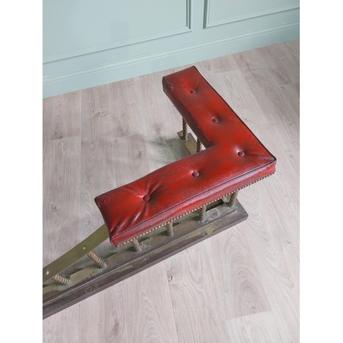 135 - Good quality brass club fender with leather upholstered seats {48 cm H x 242 cm W x 58 cm D}.