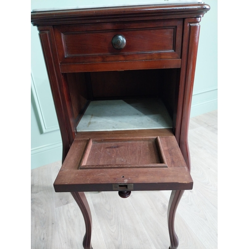 22 - Pair of good quality 19th C. French mahogany bedside lockers with inset marble tops raised on cabrio... 