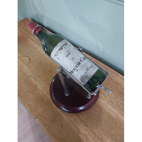 3 - Silver plated mechanical wine decanting cradle mounted on mahogany base {33 cm H x 35 cm W x 25 cm D... 