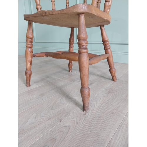 318 - Early 20th C. ash and elm smokers bow {80 cm H x 58 cm W x 56 cm D}.