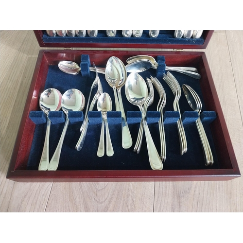333 - Good quality canteen of Newbridge silver plated cutlery {9 cm H x 39 cm W x 29 cm D}.