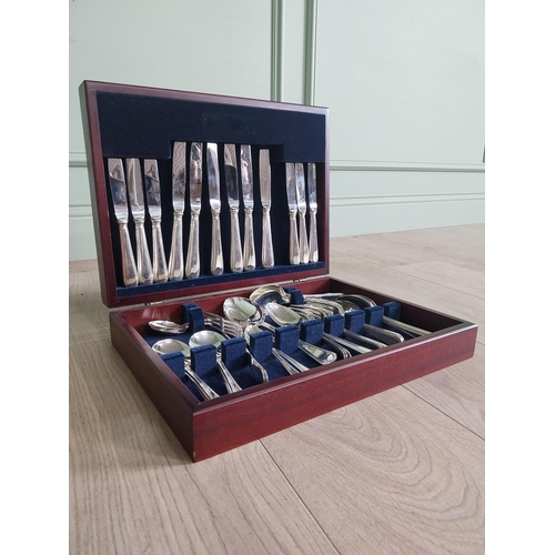 333 - Good quality canteen of Newbridge silver plated cutlery {9 cm H x 39 cm W x 29 cm D}.