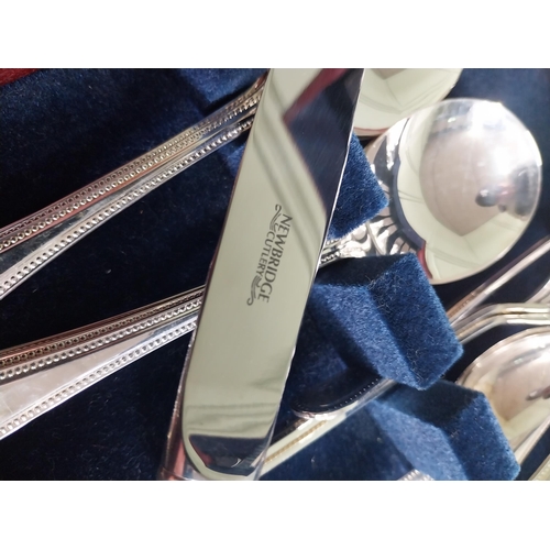333 - Good quality canteen of Newbridge silver plated cutlery {9 cm H x 39 cm W x 29 cm D}.