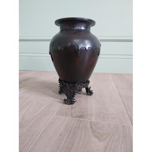 41 - Good quality Oriental bronze vase {26 cm H x 20 cm Dia.}.