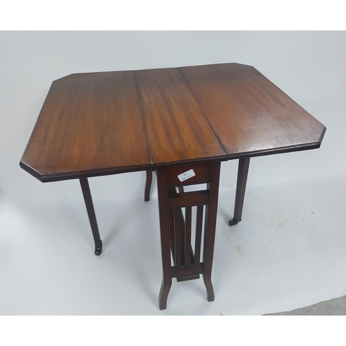 455 - Edwardian mahogany drop leaf Sunderland table raised on square tapered legs and castors {62 cm H x 6... 