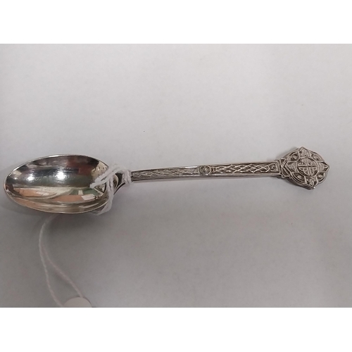 1430 - Set of twelve English silver tea spoons, decorated with a Celtic design, in presentation case. Hallm... 