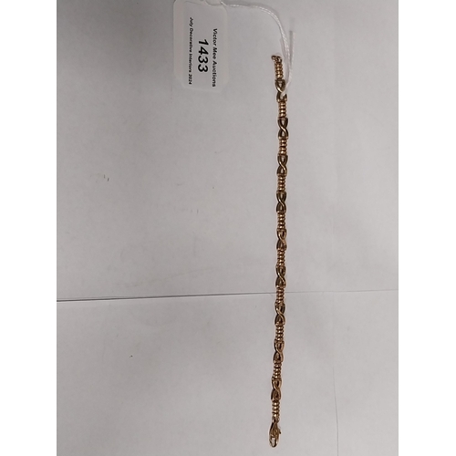 1433 - 9 ct. gold bracelet. Wt: 7 grams. { 19cm L }.