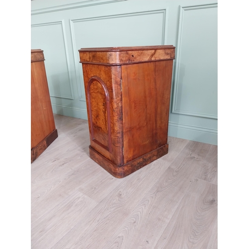 1093 - Pair of good quality 19th C. burl walnut bedside cabinets with fitted interior raised on platform ba... 