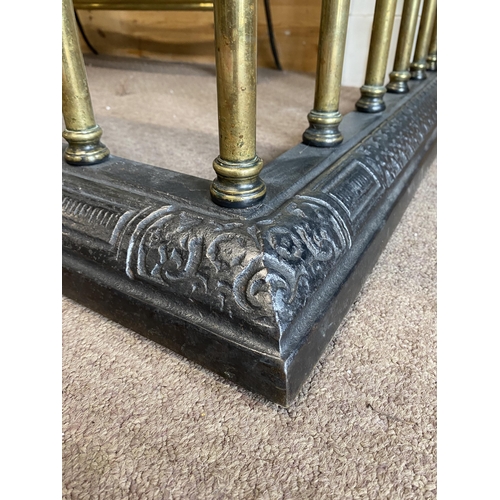 123 - Good quality 19th C. brass and cast iron country house club fender with leather upholstered seat {60... 