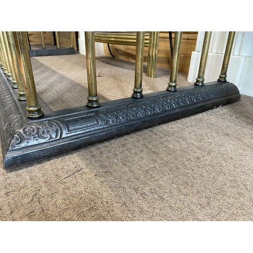 123 - Good quality 19th C. brass and cast iron country house club fender with leather upholstered seat {60... 