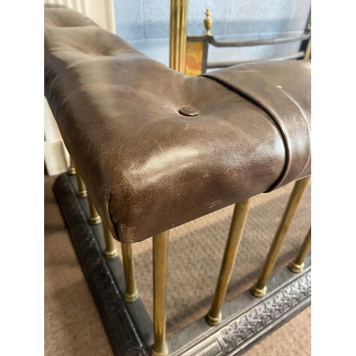 123 - Good quality 19th C. brass and cast iron country house club fender with leather upholstered seat {60... 