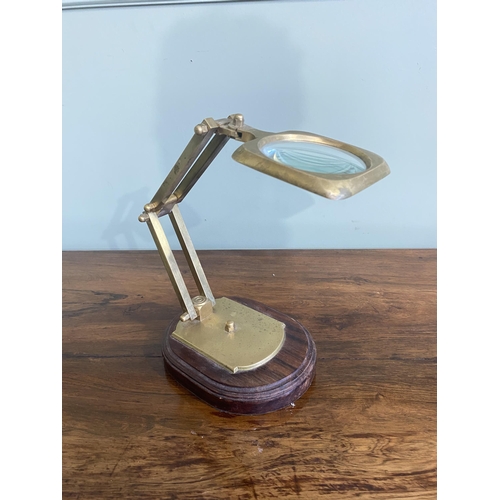 2 - Good quality brass table magnifying glass mounted on mahogany base {25 cm H x 14 cm W x 23 cm D}.