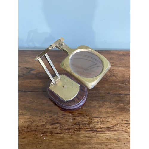 2 - Good quality brass table magnifying glass mounted on mahogany base {25 cm H x 14 cm W x 23 cm D}.