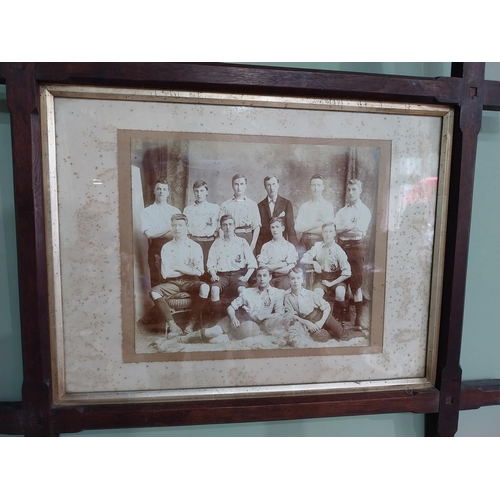 386 - Early 20th C. The Irish Football team black and white print mounted in oak frame {55 cm H x 65 cm W}... 