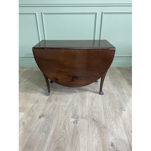 430 - Georgian mahogany drop leaf table raised on cabriole legs {71 cm H x 97 cm W x 47 cm D}.