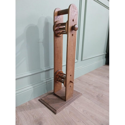 609 - 20th C. oak wool winder. {78 cm H x 25 cm W x 26 cm D}.