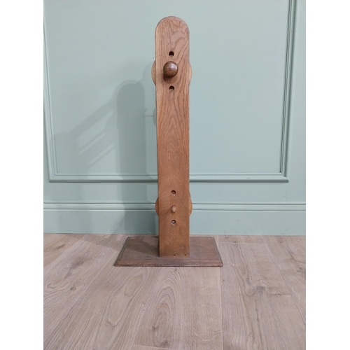 609 - 20th C. oak wool winder. {78 cm H x 25 cm W x 26 cm D}.