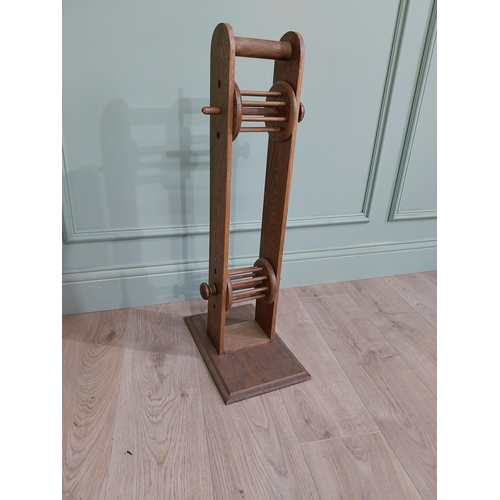 609 - 20th C. oak wool winder. {78 cm H x 25 cm W x 26 cm D}.