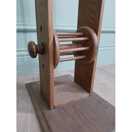 609 - 20th C. oak wool winder. {78 cm H x 25 cm W x 26 cm D}.