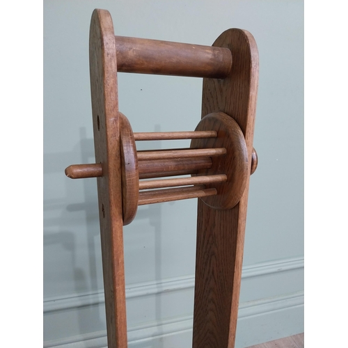 609 - 20th C. oak wool winder. {78 cm H x 25 cm W x 26 cm D}.