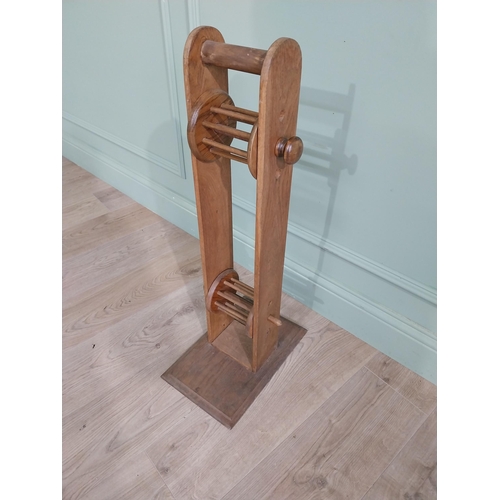 609 - 20th C. oak wool winder. {78 cm H x 25 cm W x 26 cm D}.