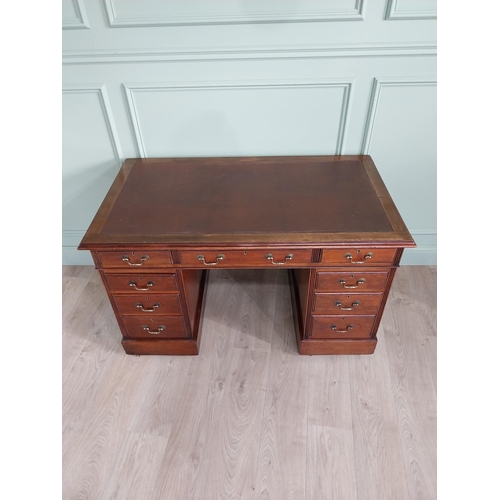 705 - Good quality 19th C. mahogany pedestal desk with inset leather top {75 cm H x 122 cm W x 68 cm D}.