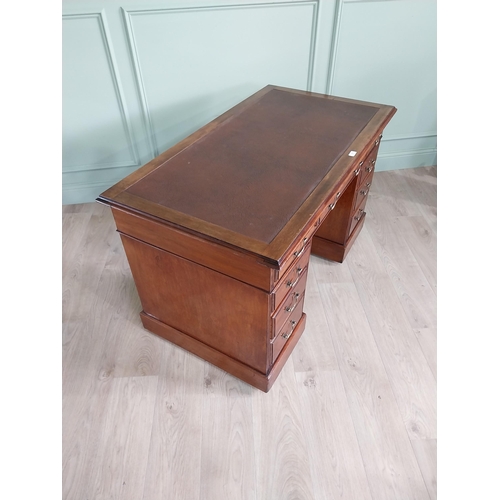 705 - Good quality 19th C. mahogany pedestal desk with inset leather top {75 cm H x 122 cm W x 68 cm D}.