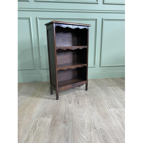 818 - Edwardian oak floor open bookcase with three shelves raised on cabriole legs {90 cm H x 53 cm W x 22... 