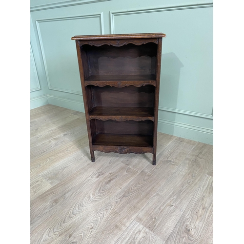 818 - Edwardian oak floor open bookcase with three shelves raised on cabriole legs {90 cm H x 53 cm W x 22... 