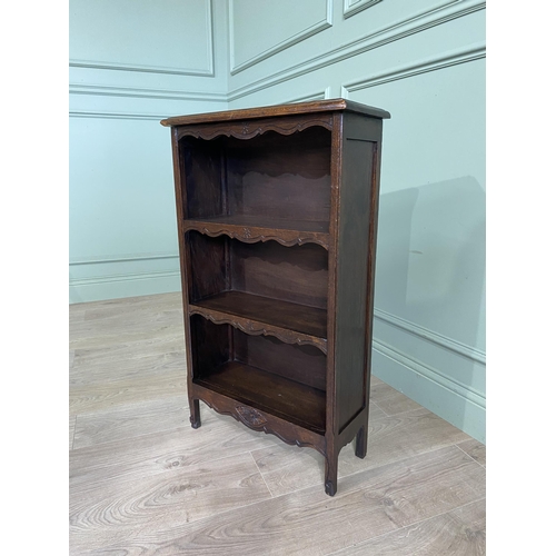 818 - Edwardian oak floor open bookcase with three shelves raised on cabriole legs {90 cm H x 53 cm W x 22... 