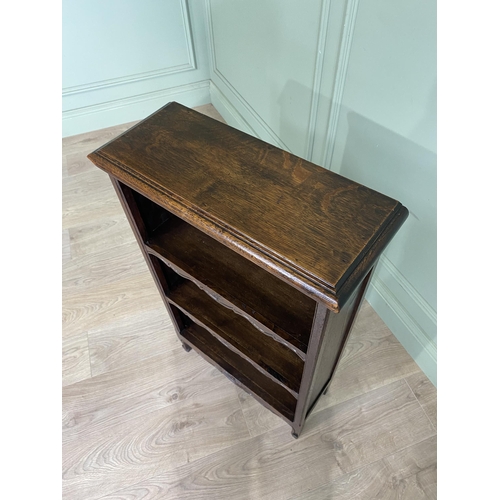 818 - Edwardian oak floor open bookcase with three shelves raised on cabriole legs {90 cm H x 53 cm W x 22... 