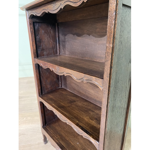 818 - Edwardian oak floor open bookcase with three shelves raised on cabriole legs {90 cm H x 53 cm W x 22... 