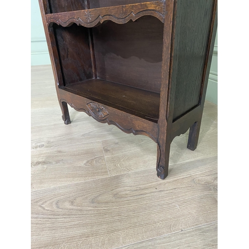 818 - Edwardian oak floor open bookcase with three shelves raised on cabriole legs {90 cm H x 53 cm W x 22... 