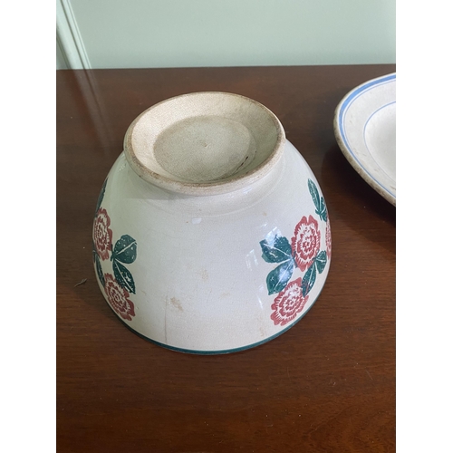 949 - 19th C. spongeware bowl and blue and white ceramic meat platter {13 cm H x 24 cm Dia. AND 48 cm W x ... 