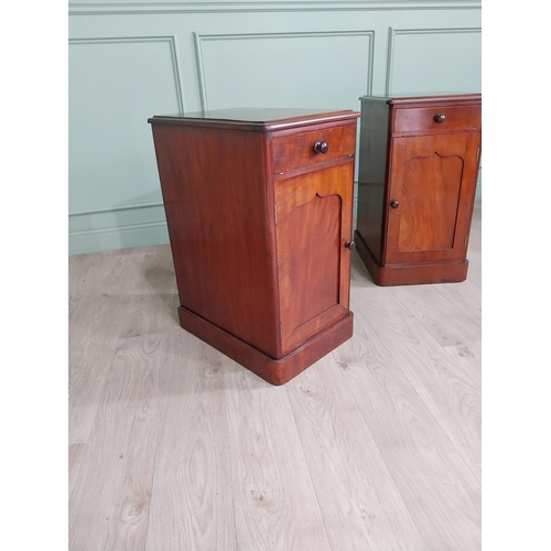 959 - Pair of good quality 19th C. mahogany bedside cabinets with single drawer over single blind door {77... 