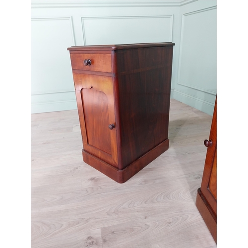 959 - Pair of good quality 19th C. mahogany bedside cabinets with single drawer over single blind door {77... 