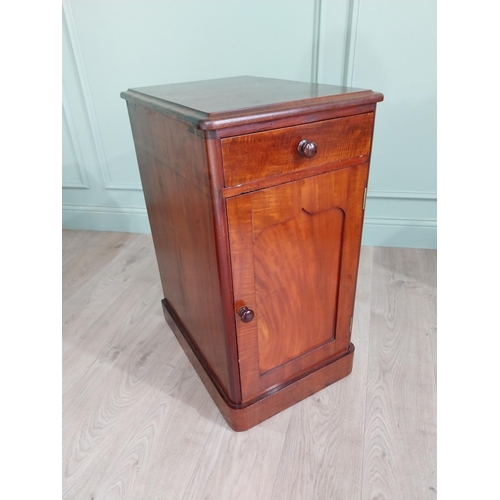 959 - Pair of good quality 19th C. mahogany bedside cabinets with single drawer over single blind door {77... 